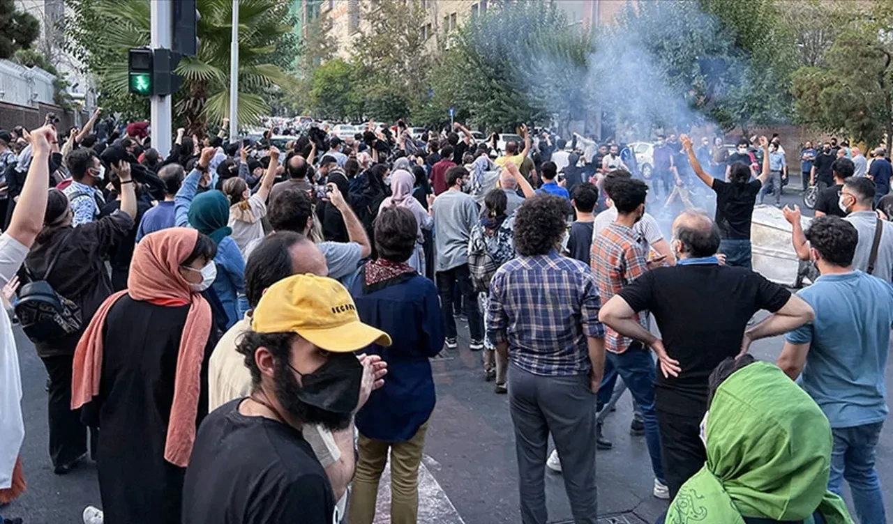 Sosyal medya platformu X'ten İran'a "devrim"! Bir gecede 1979 yılına dönüldü