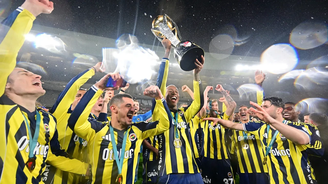 Süper Kupa'yı kazanan Fenerbahçe'den Okan Buruk ve Galatasaray'a fena gönderme