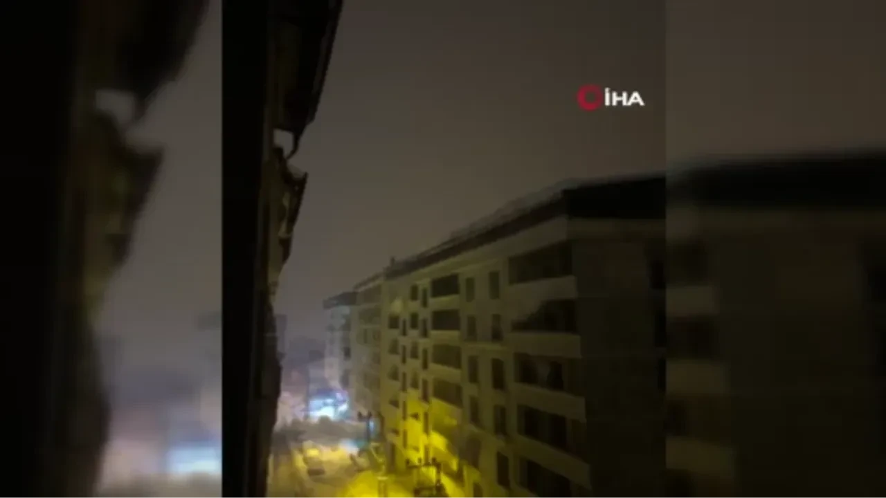 Tonlarca ağırlıktaki kar kütlesi enerji hattını yerle bir etti: O anlar kamerada!