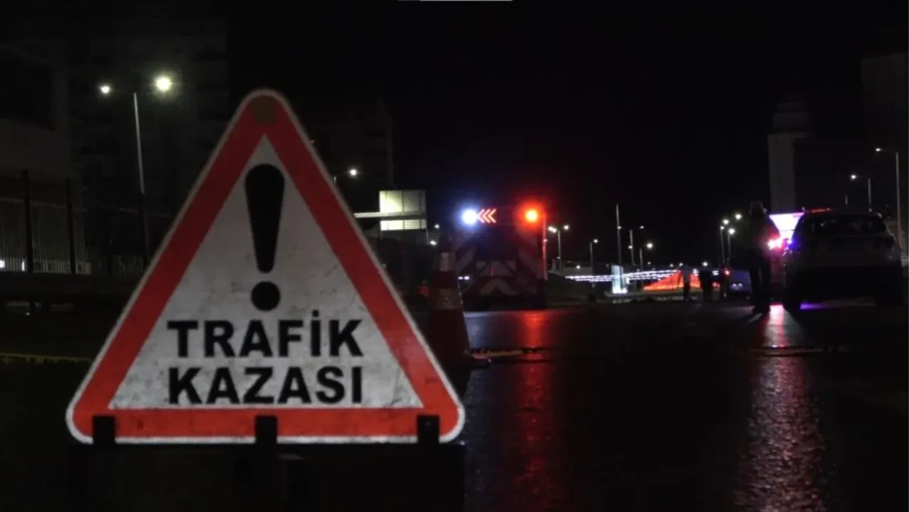 Trafikte makas faciası! Otomobilin çarptığı motokurye can verdi