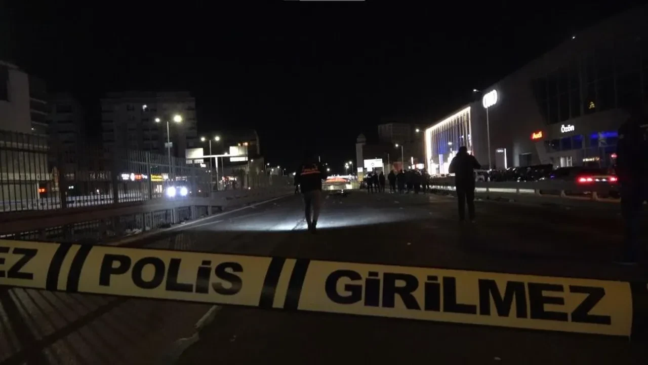 Trafikte makas faciası! Otomobilin çarptığı motokurye can verdi