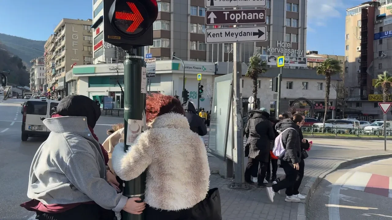 Uçmamak için trafik lambasına tutundular: Bursa'da lodos zor anlar yaşattı!