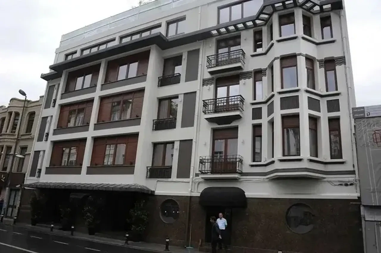 Uyuşturucu ve fuhuş partilerinin merkezi Bebek Otel'e baskın!
