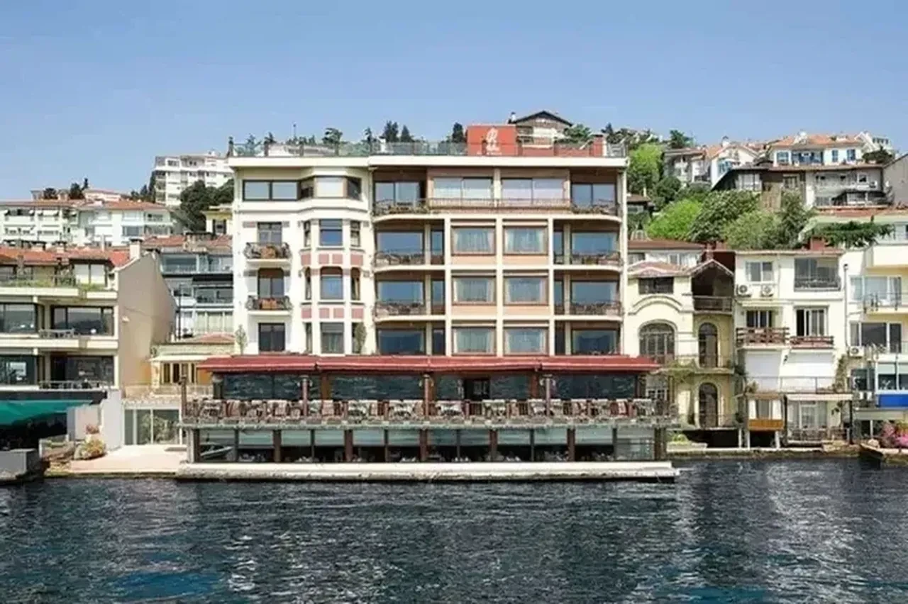 Uyuşturucu ve fuhuş partilerinin merkezi Bebek Otel'e baskın!