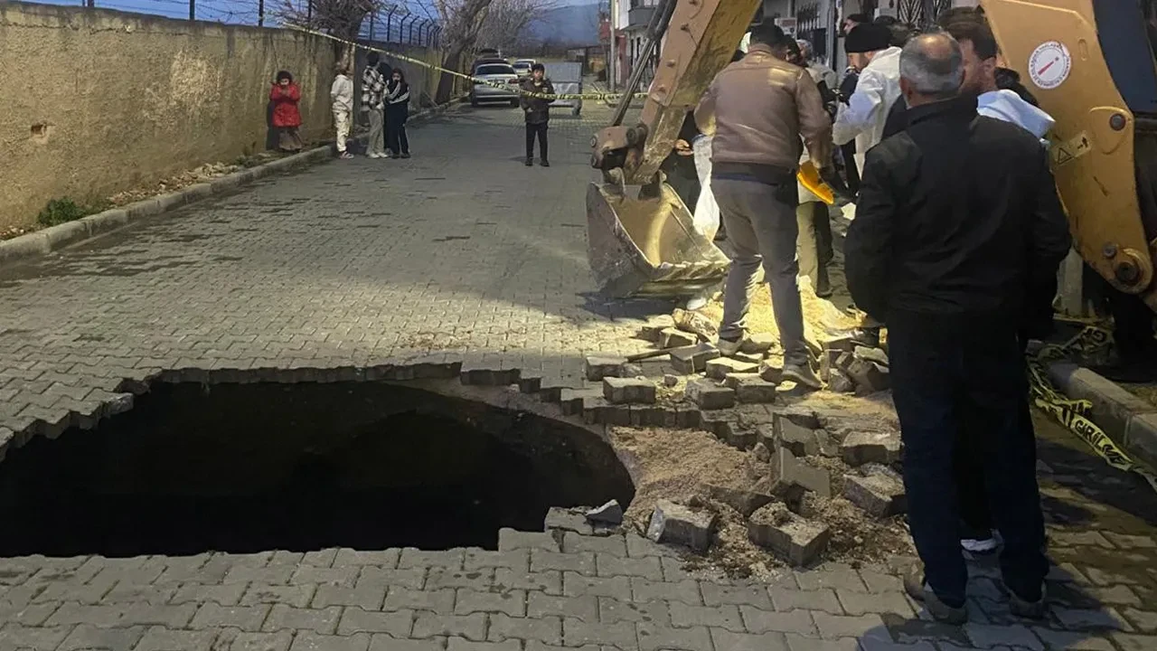 Yol çökünce ortaya çıkan manzara korkuttu, polis alarma geçti! Kafatası ve kemikler ortaya çıktı