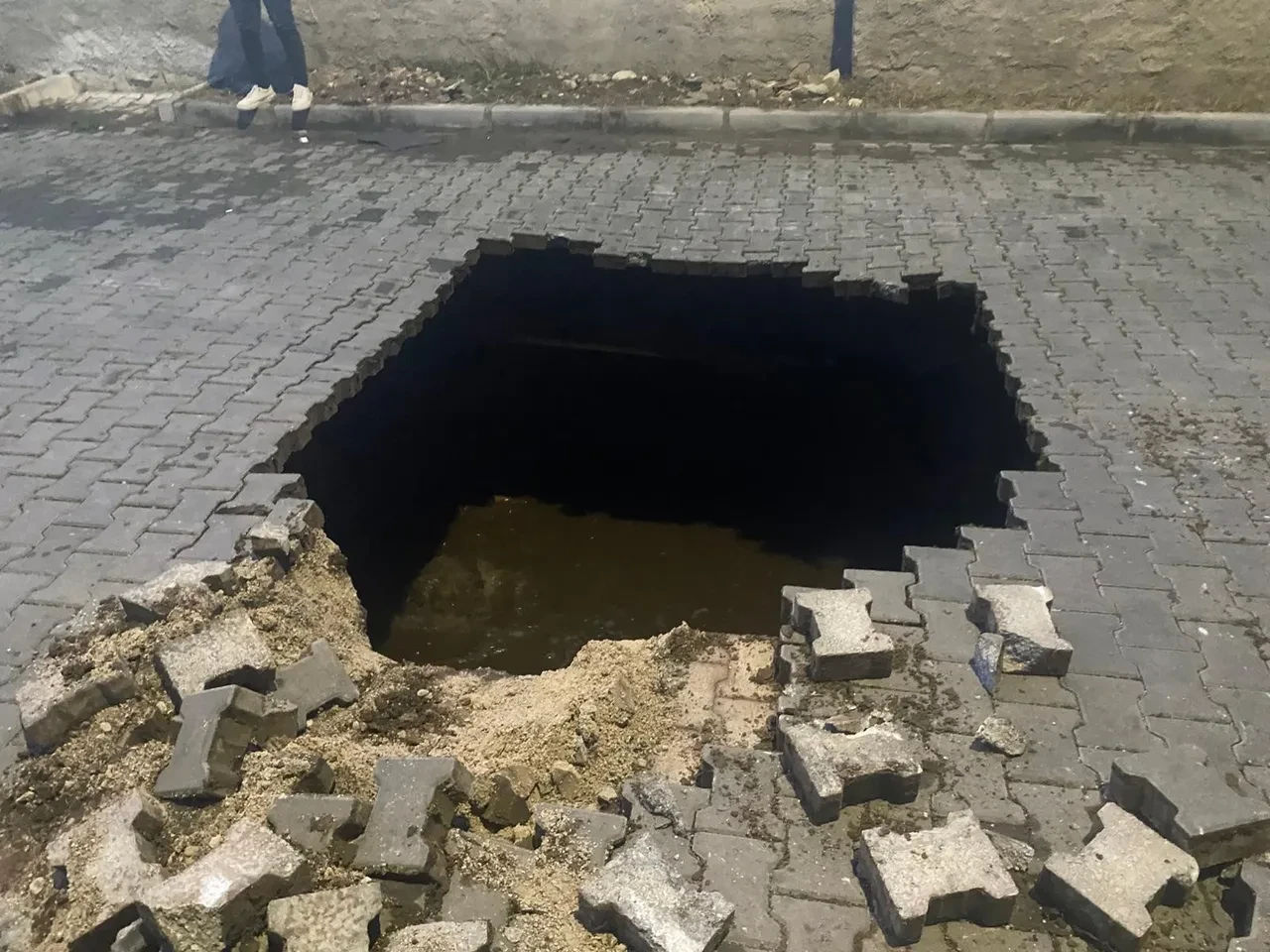 Yol çökünce ortaya çıkan manzara korkuttu, polis alarma geçti! Kafatası ve kemikler ortaya çıktı