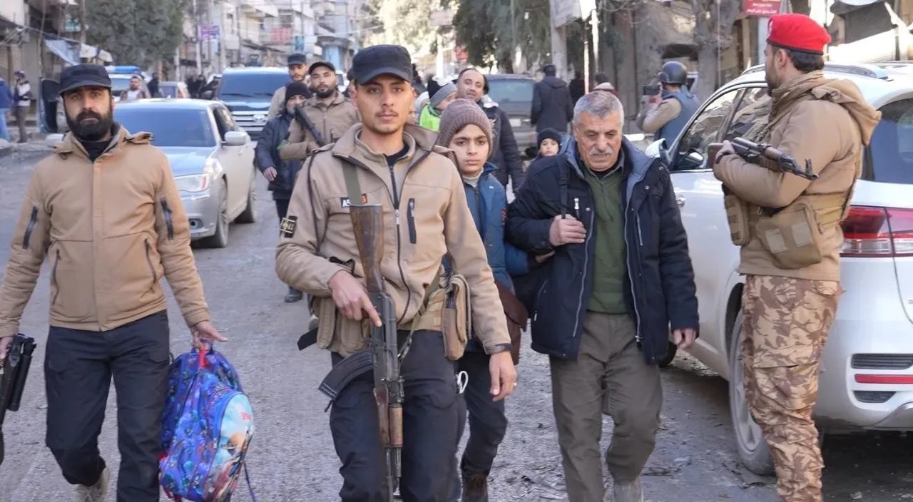 YPG canlı kalkan olarak kullanıyordu! Suriye İç Güvenlik Güçleri, Şeyh Maksud'daki sivilleri kurtardı 