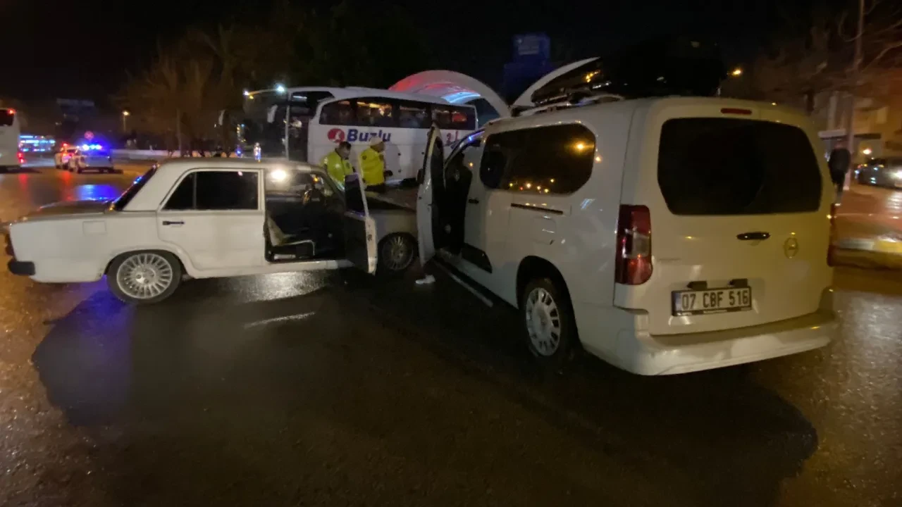 Üç kişinin yaralandığı kaza kameralarda! Kavşakta birbirlerine girdiler