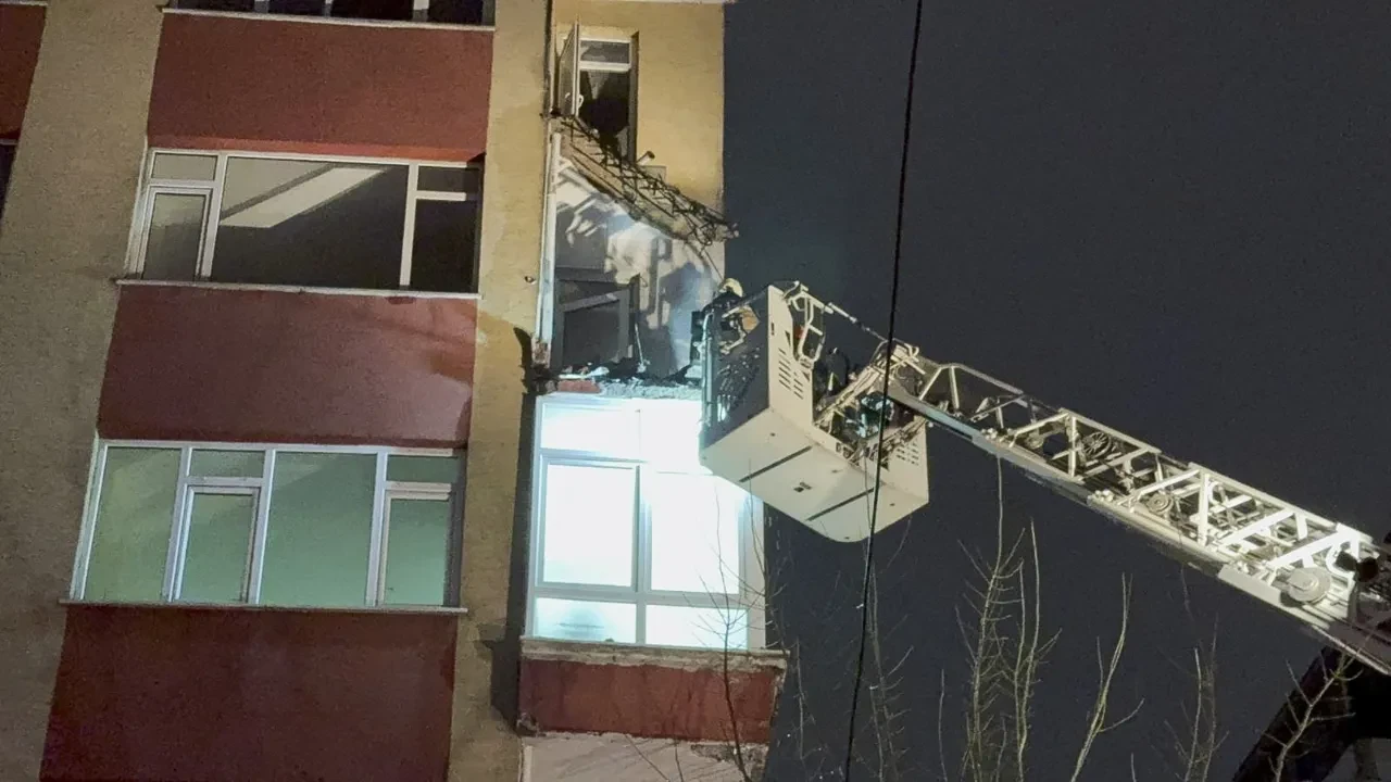 Bahçelievler'de korku dolu anlar! 6 katlı binanın balkonları çöktü