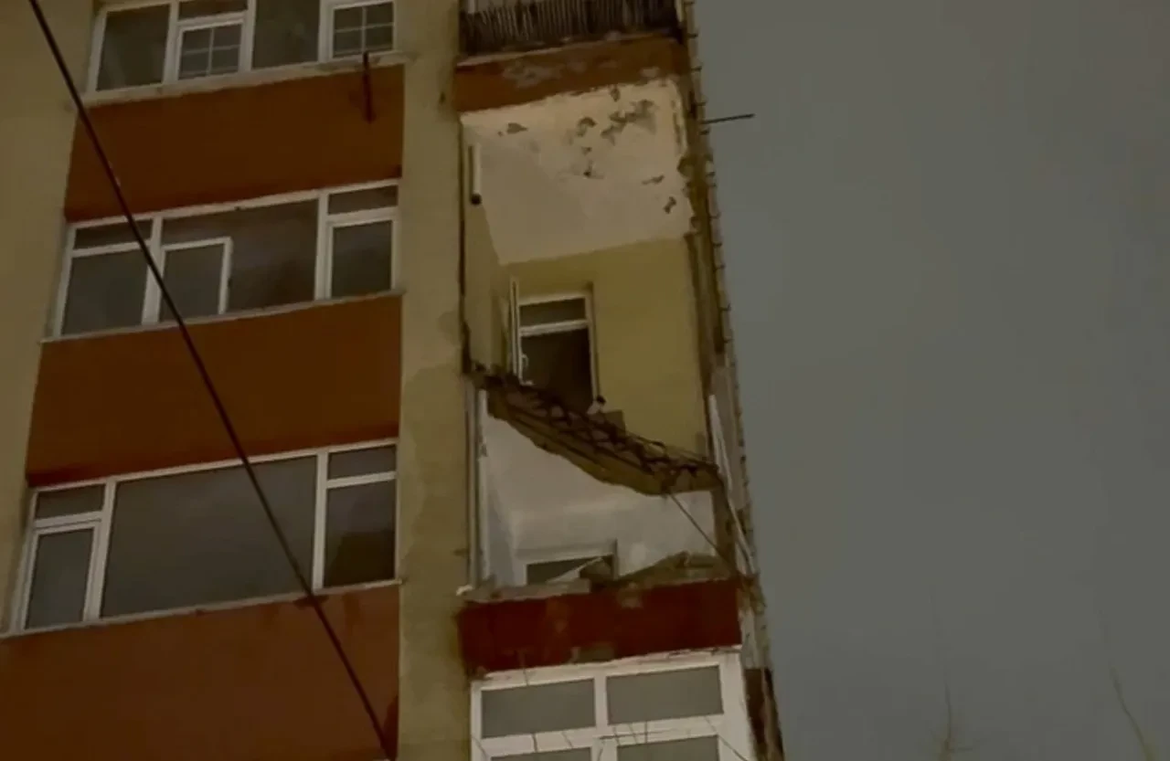 Bahçelievler'de korku dolu anlar! 6 katlı binanın balkonları çöktü