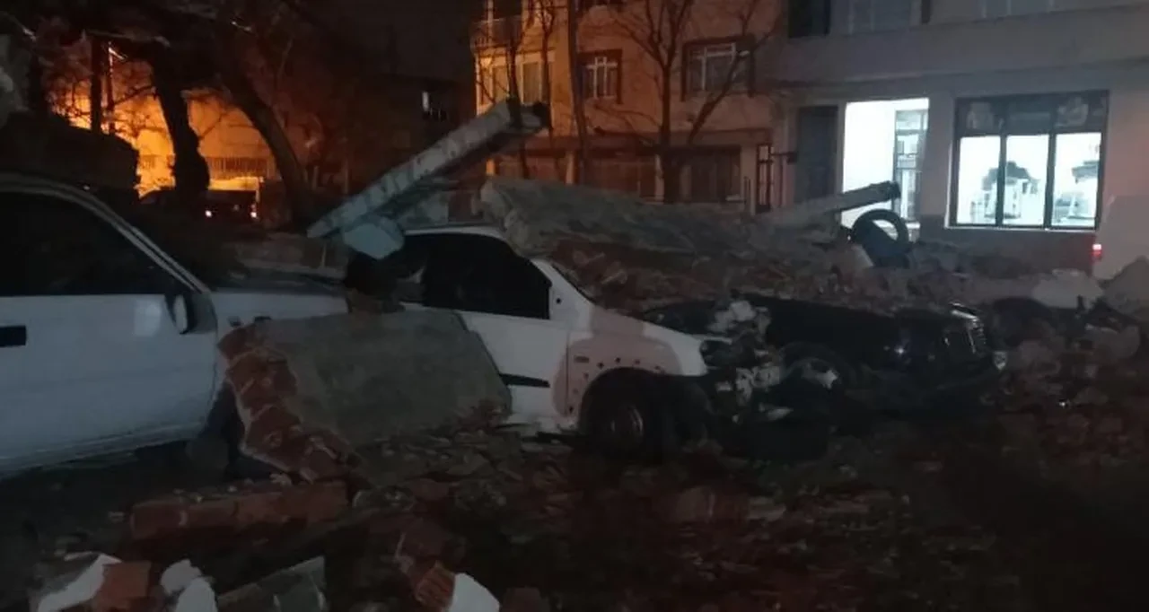 Bursa'da lodos duvarı yıktı, deprem oldu sandılar: 10 araç altında kaldı