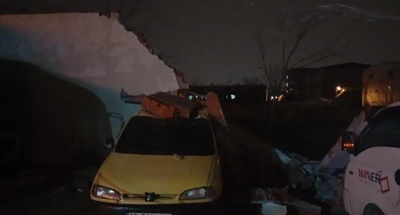 Bursa'da lodos duvarı yıktı, deprem oldu sandılar: 10 araç altında kaldı