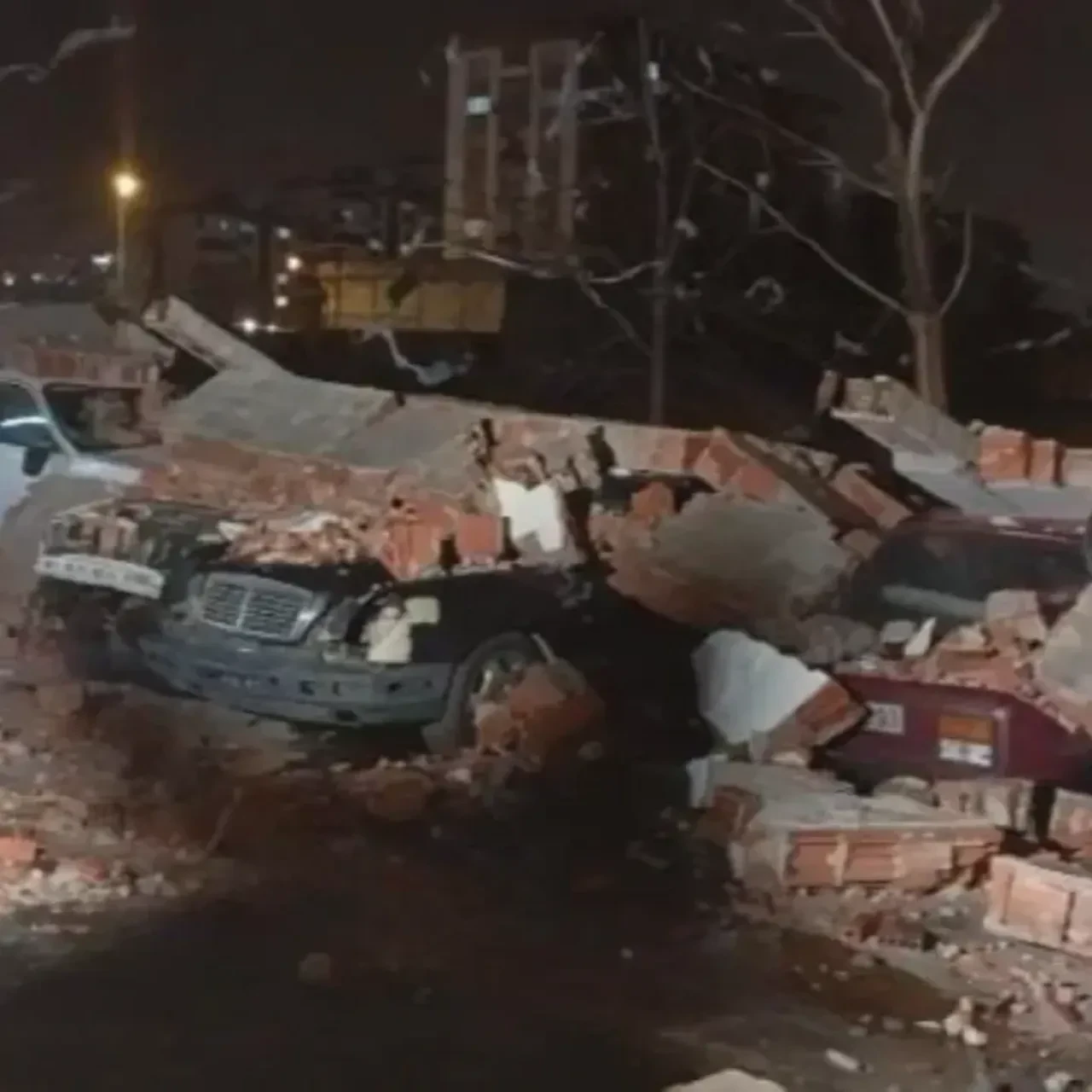 Bursa'da lodos duvarı yıktı, deprem oldu sandılar: 10 araç altında kaldı