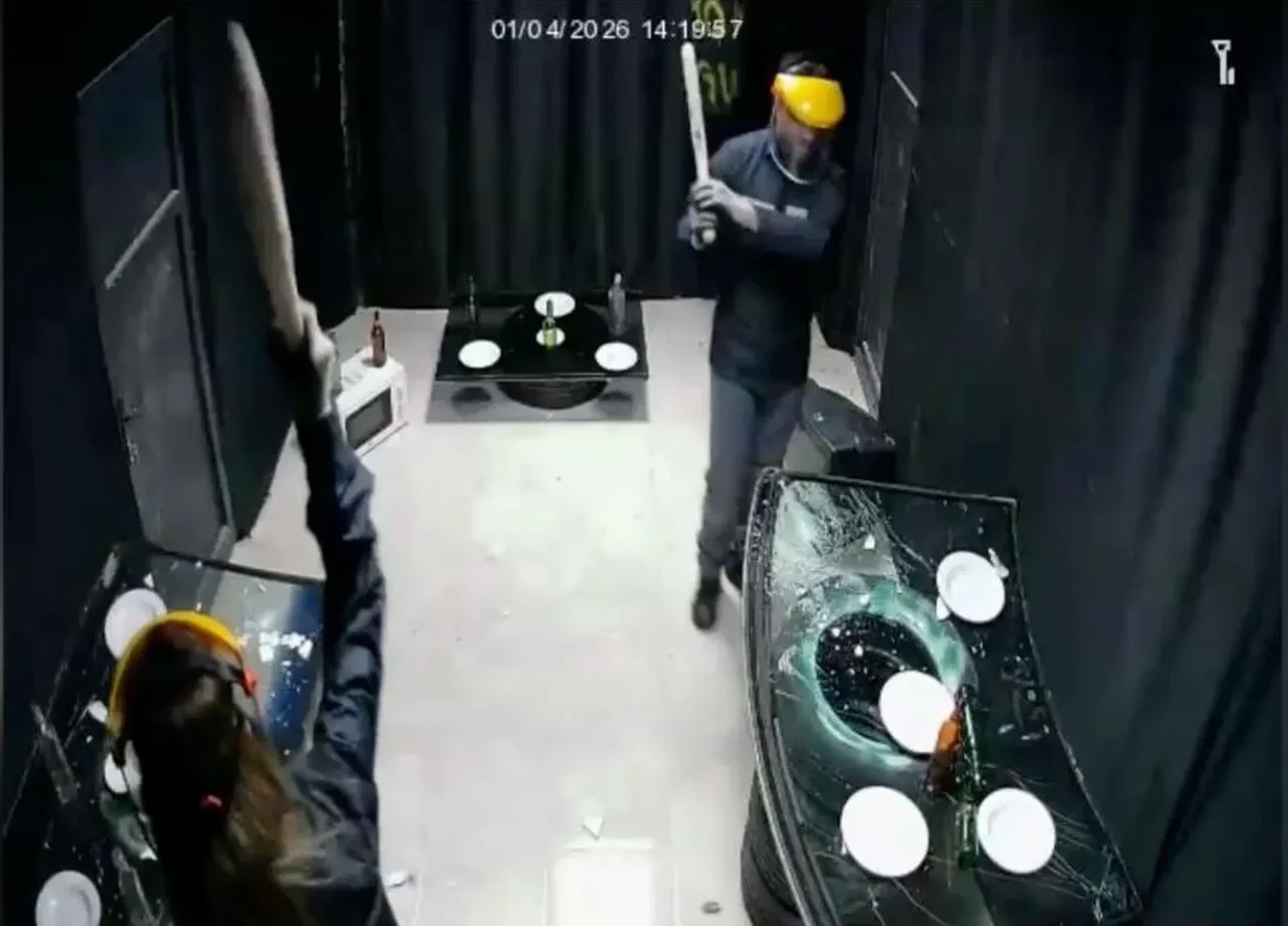 Çiftlerin en sevdiği aktivite haline geldi! Öfke evi hiç boş kalmıyor, gelen kırıp döküp gidiyor