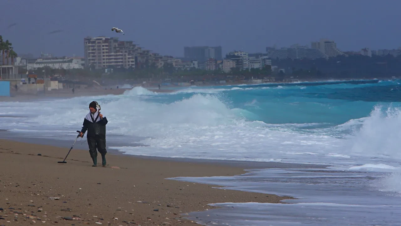 Define avcıları fırtınayı fırsat bildi! Sahilde dedektörle arama yaptılar
