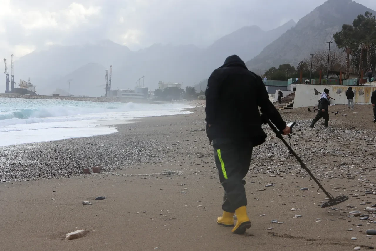 Define avcıları fırtınayı fırsat bildi! Sahilde dedektörle arama yaptılar
