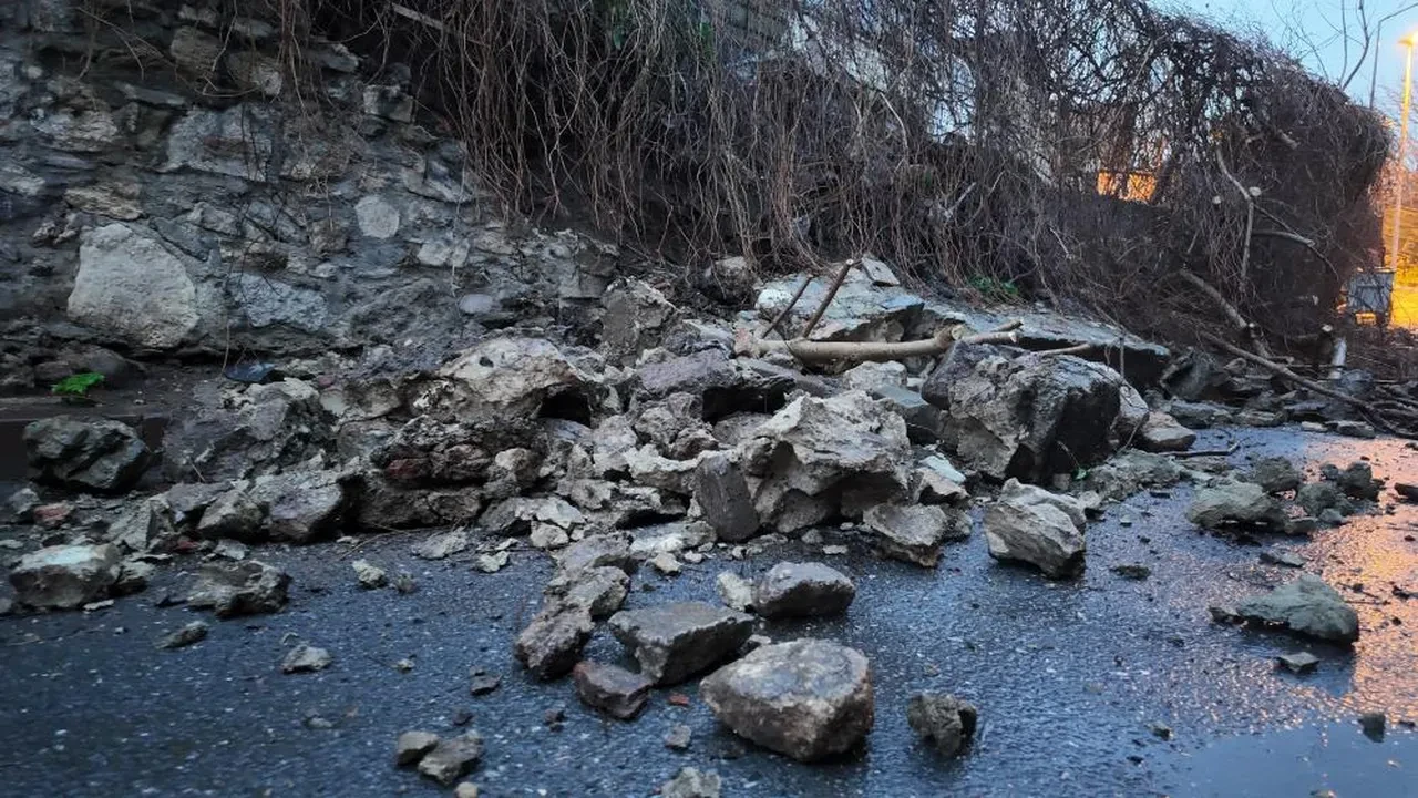 Fatih'te faciadan dönüldü! Sağanağa dayanamayan duvar çöktü! 