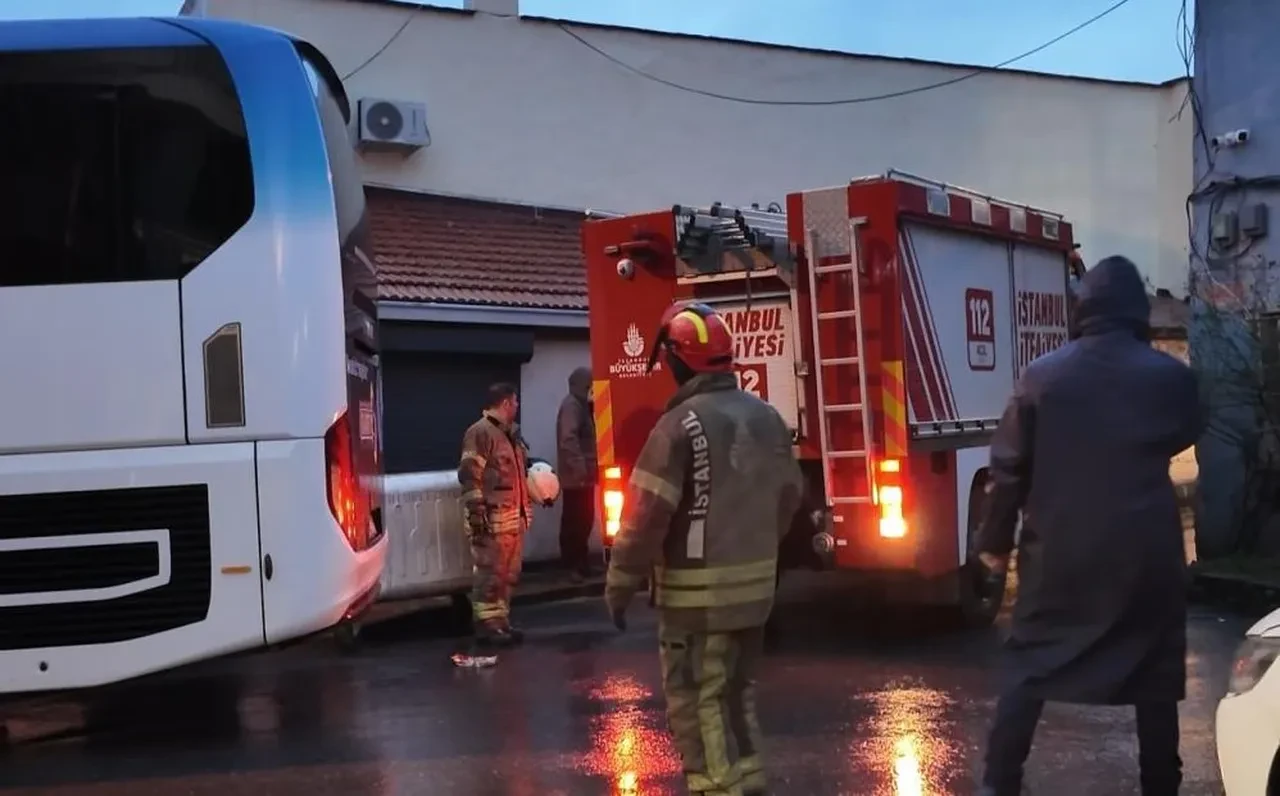 Fatih'te faciadan dönüldü! Sağanağa dayanamayan duvar çöktü! 