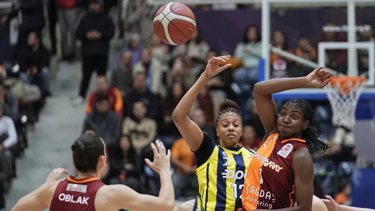 Fenerbahçe Opet Galatasaray Çağdaş Faktoring'i devirip Kadınlar Türkiye Kupası şampiyonu oldu