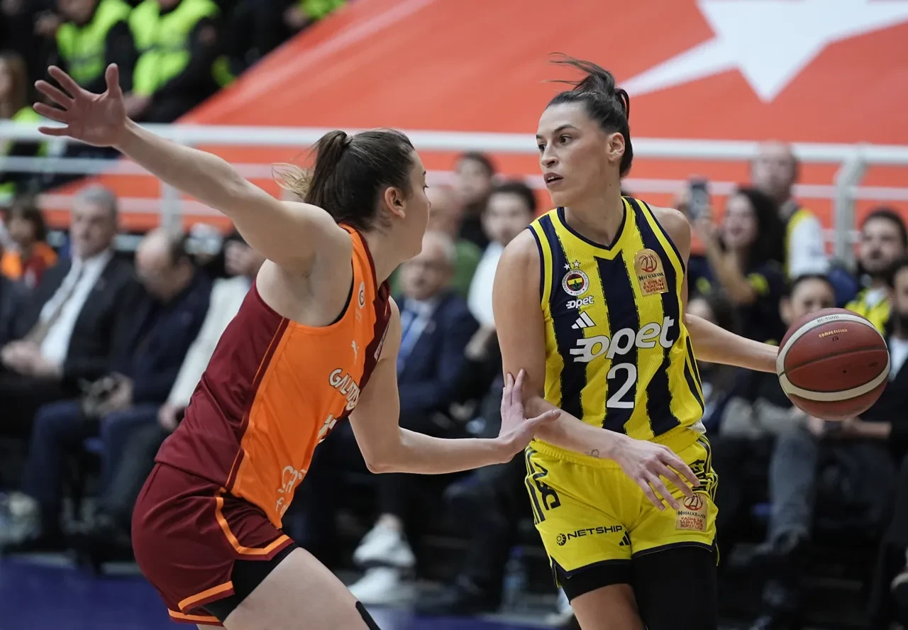 Fenerbahçe Opet Galatasaray Çağdaş Faktoring'i devirip Kadınlar Türkiye Kupası şampiyonu oldu