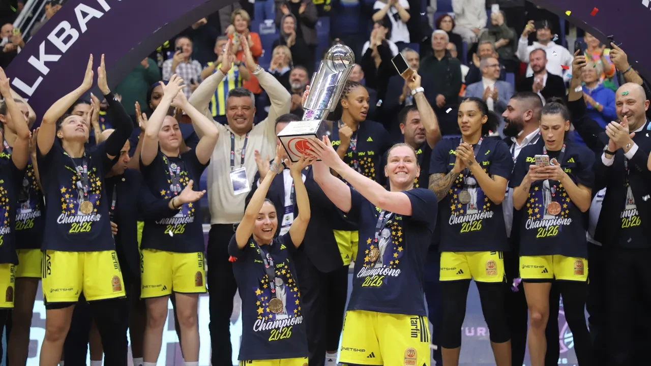 Fenerbahçe Opet Galatasaray Çağdaş Faktoring'i devirip Kadınlar Türkiye Kupası şampiyonu oldu