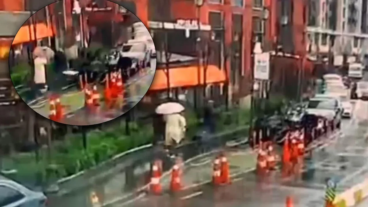 Fırtınada devrilen tabelanın altında kaldı! O anlar kamerada 