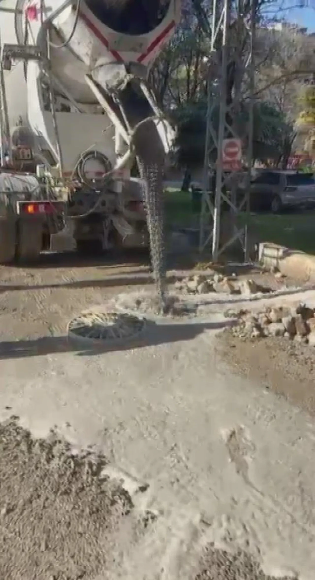 Hatay'da mikser kanalizasyona beton döktü! Duyarlı vatandaşın hamlesi belediye ve emniyeti harekete geçirdi