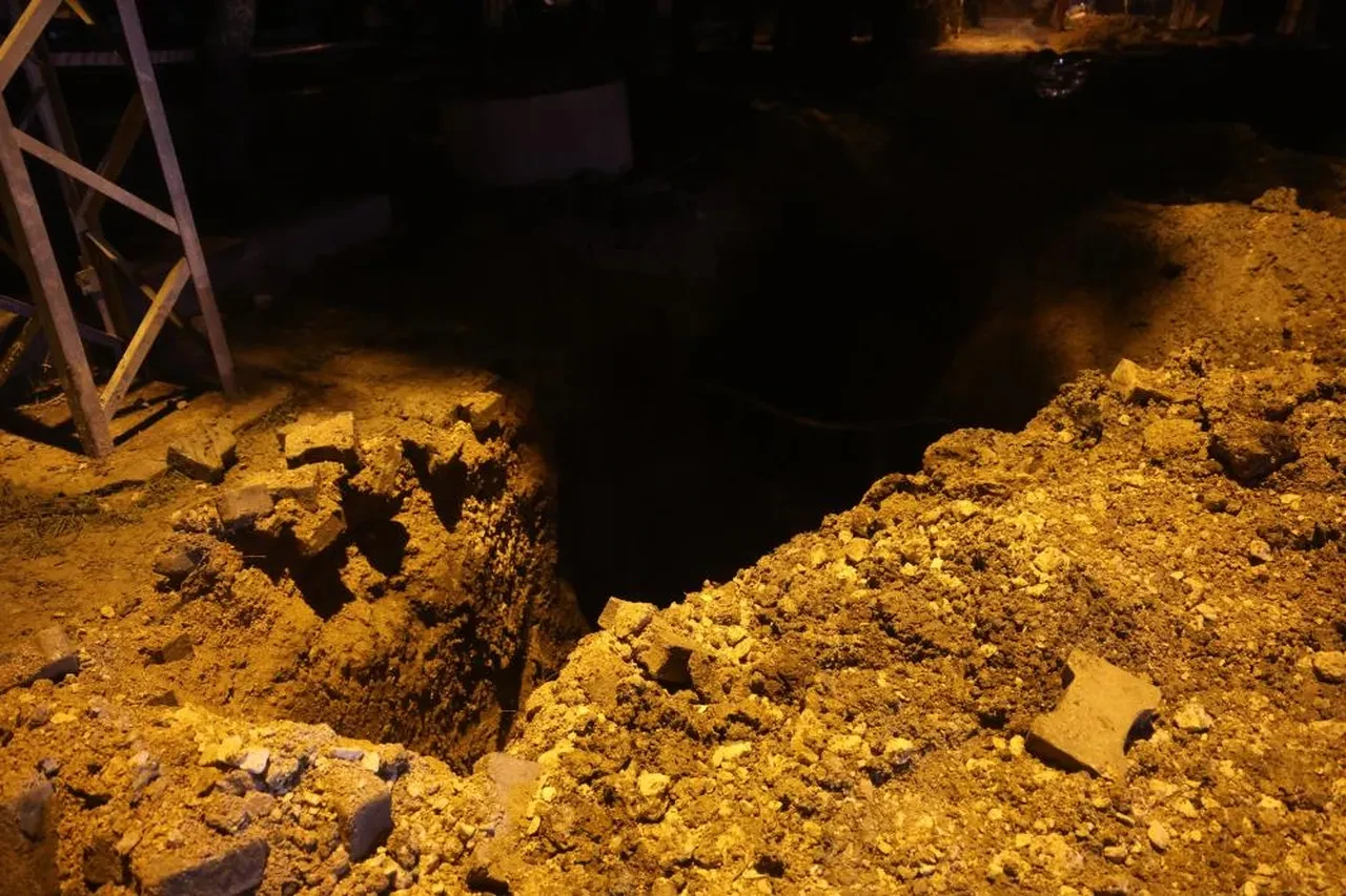 Hatay'da mikser kanalizasyona beton döktü! Duyarlı vatandaşın hamlesi belediye ve emniyeti harekete geçirdi