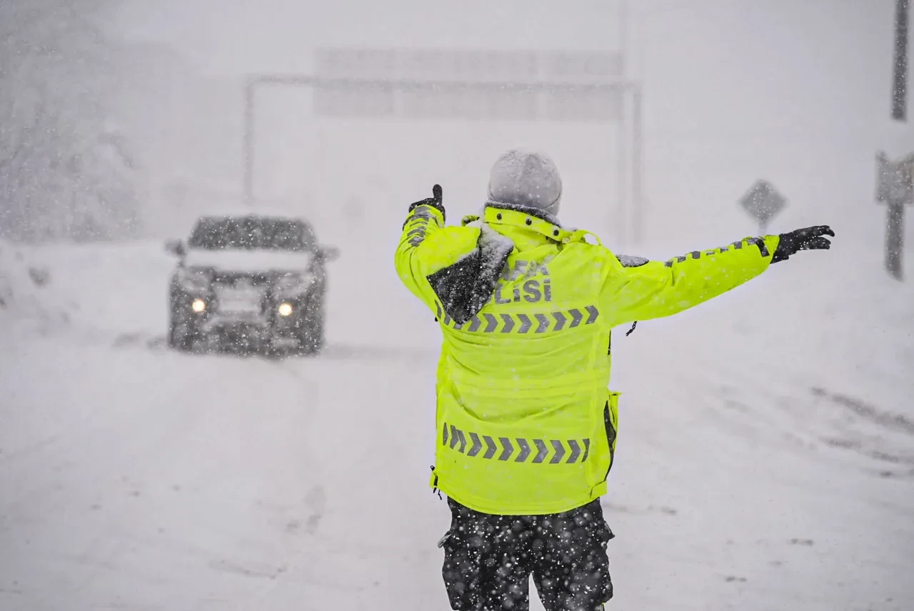 İstanbul'a kar geliyor! Meteoroloji saat vererek uyardı: Dondurucu soğuk kapıda