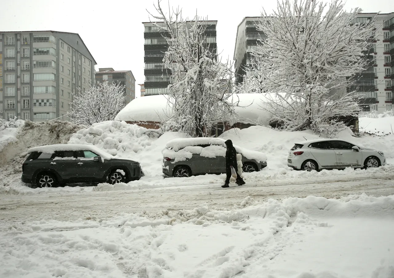 İstanbul'a kar geliyor! Meteoroloji saat vererek uyardı: Dondurucu soğuk kapıda