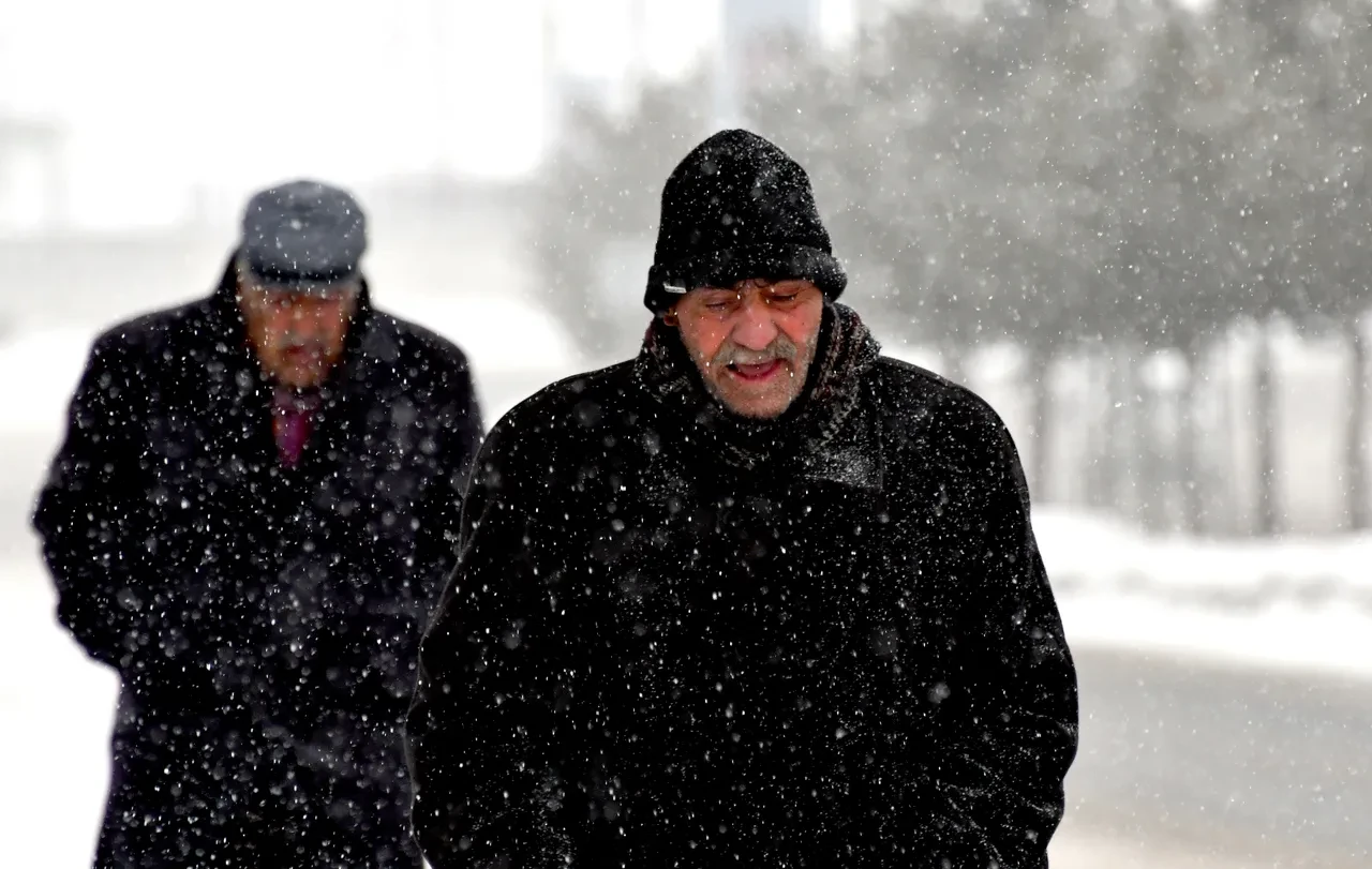 İstanbul'a kar geliyor! Meteoroloji saat vererek uyardı: Dondurucu soğuk kapıda