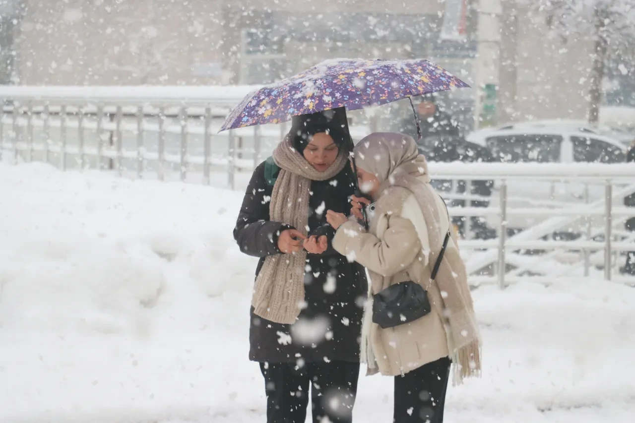 İstanbul'a kar geliyor! Meteoroloji saat vererek uyardı: Dondurucu soğuk kapıda