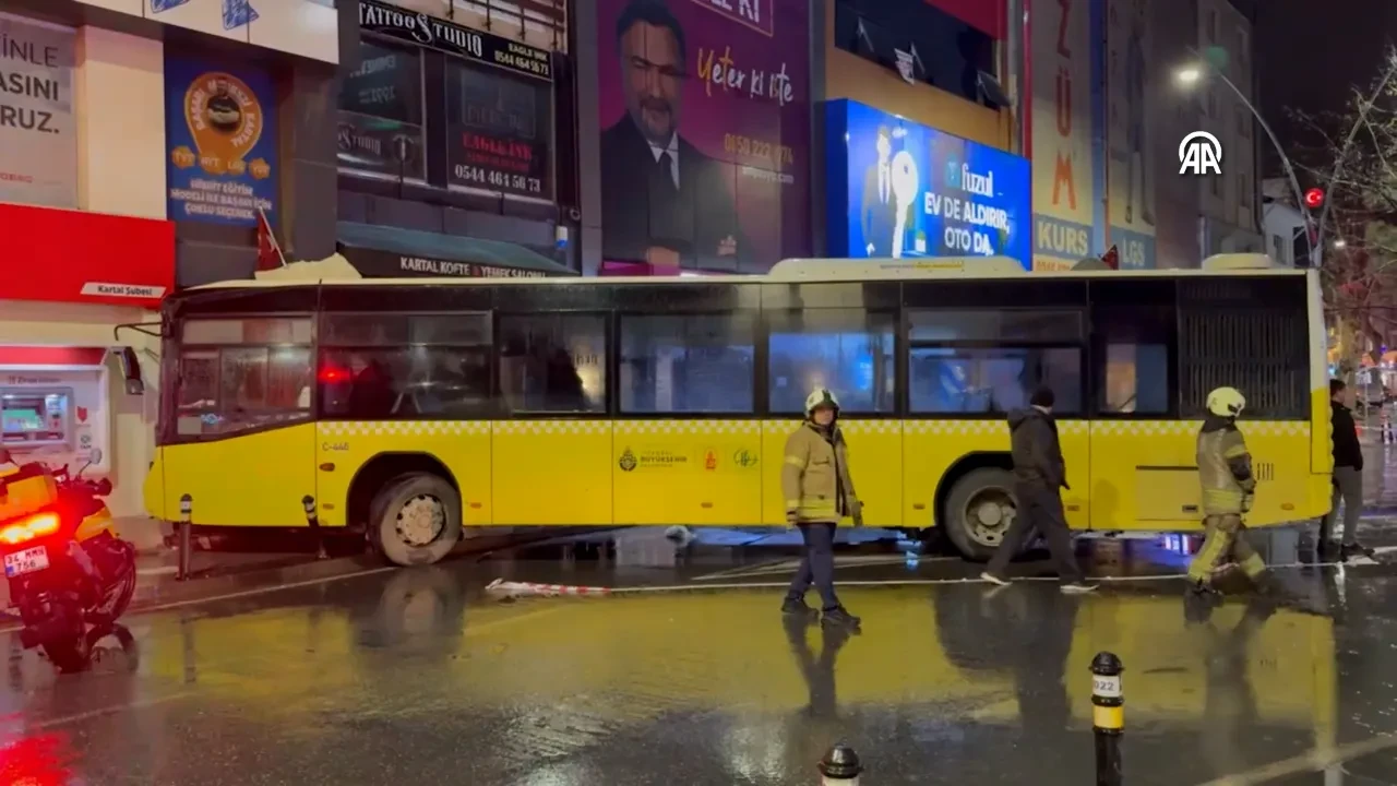 Kartal’da İETT otobüsü binaya daldı! Çok sayıda yolcu hastaneye kaldırıldı