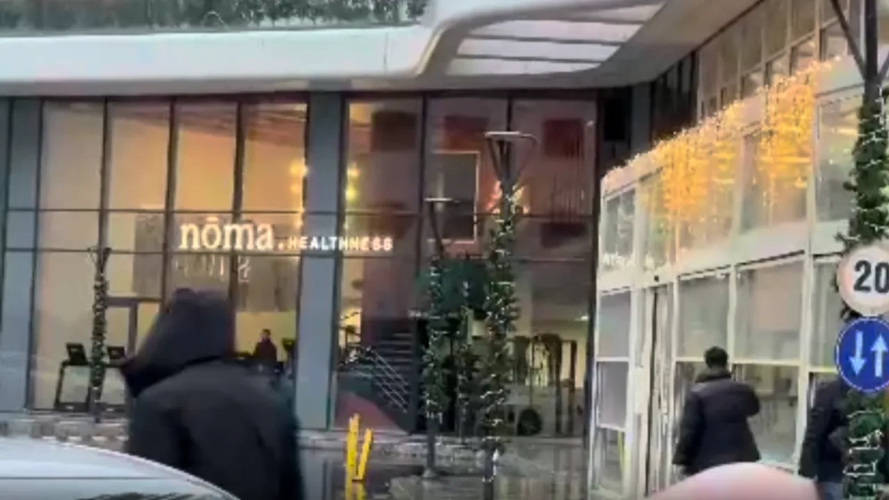 Zeytinburnu'nda siteye bırakılan kargo paketi patladı! 2 kişi hastaneye kaldırıldı