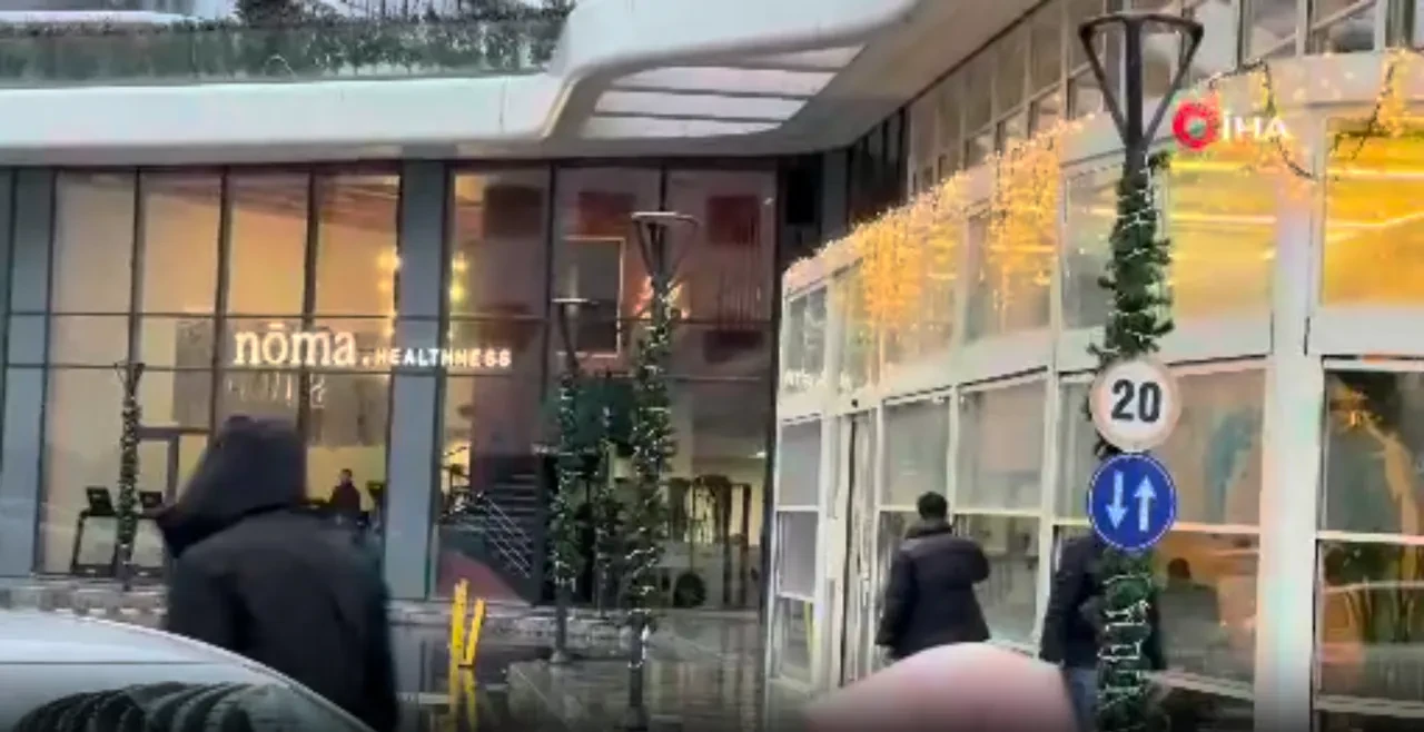 Zeytinburnu'nda siteye bırakılan kargo paketi patladı! 2 kişi hastaneye kaldırıldı