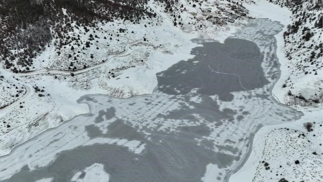 Adana'nın Sibiryası! Dev bir buz tabakasına döndü, görenler şaşkınlığını gizleyemedi