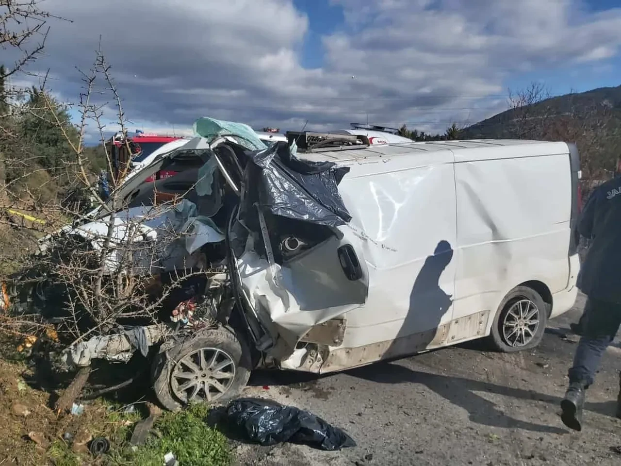 Belediye otobüsü ile panelvan çarpıştı! Ölü ve yaralılar var