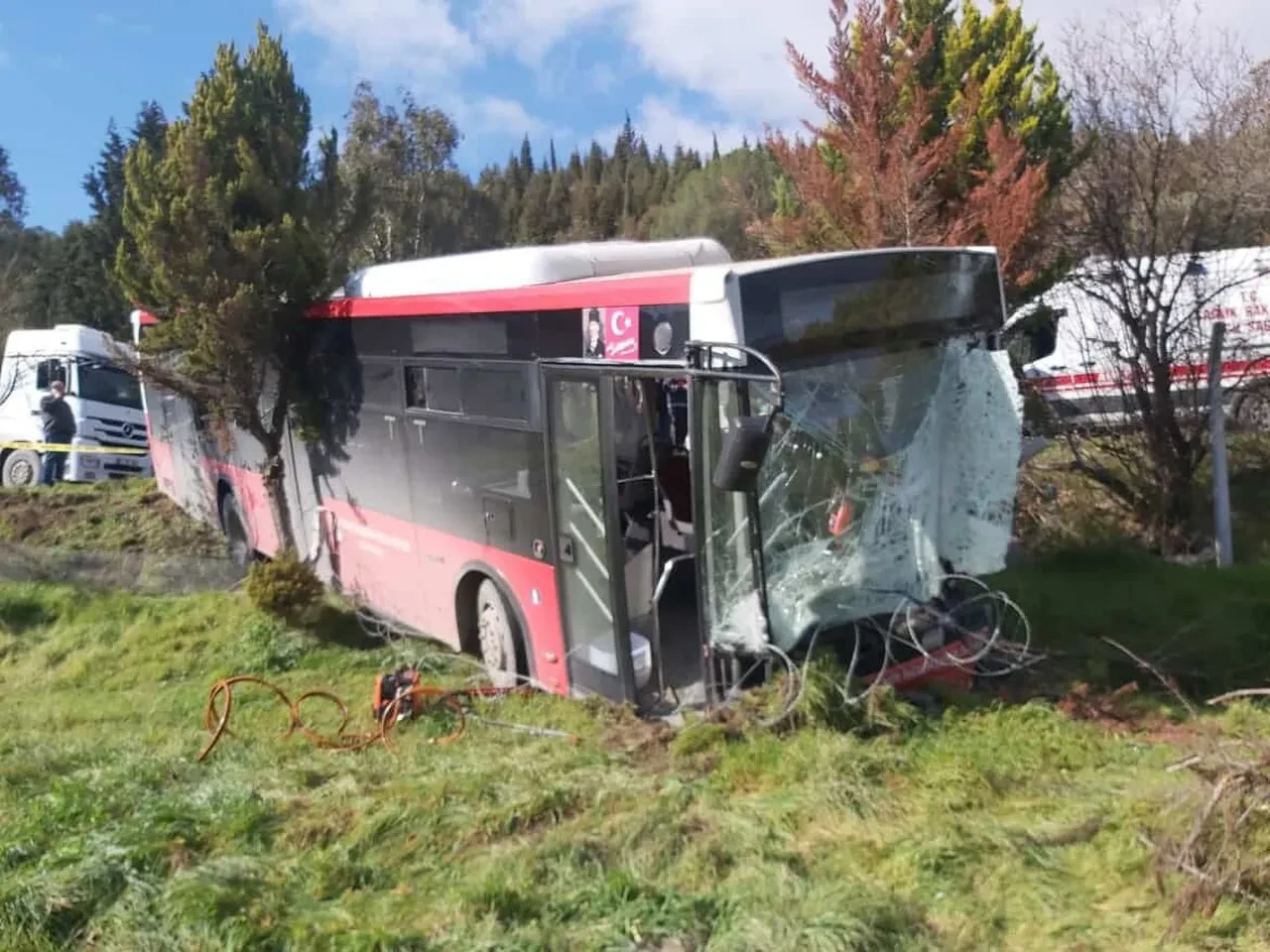 Belediye otobüsü ile panelvan çarpıştı! Ölü ve yaralılar var