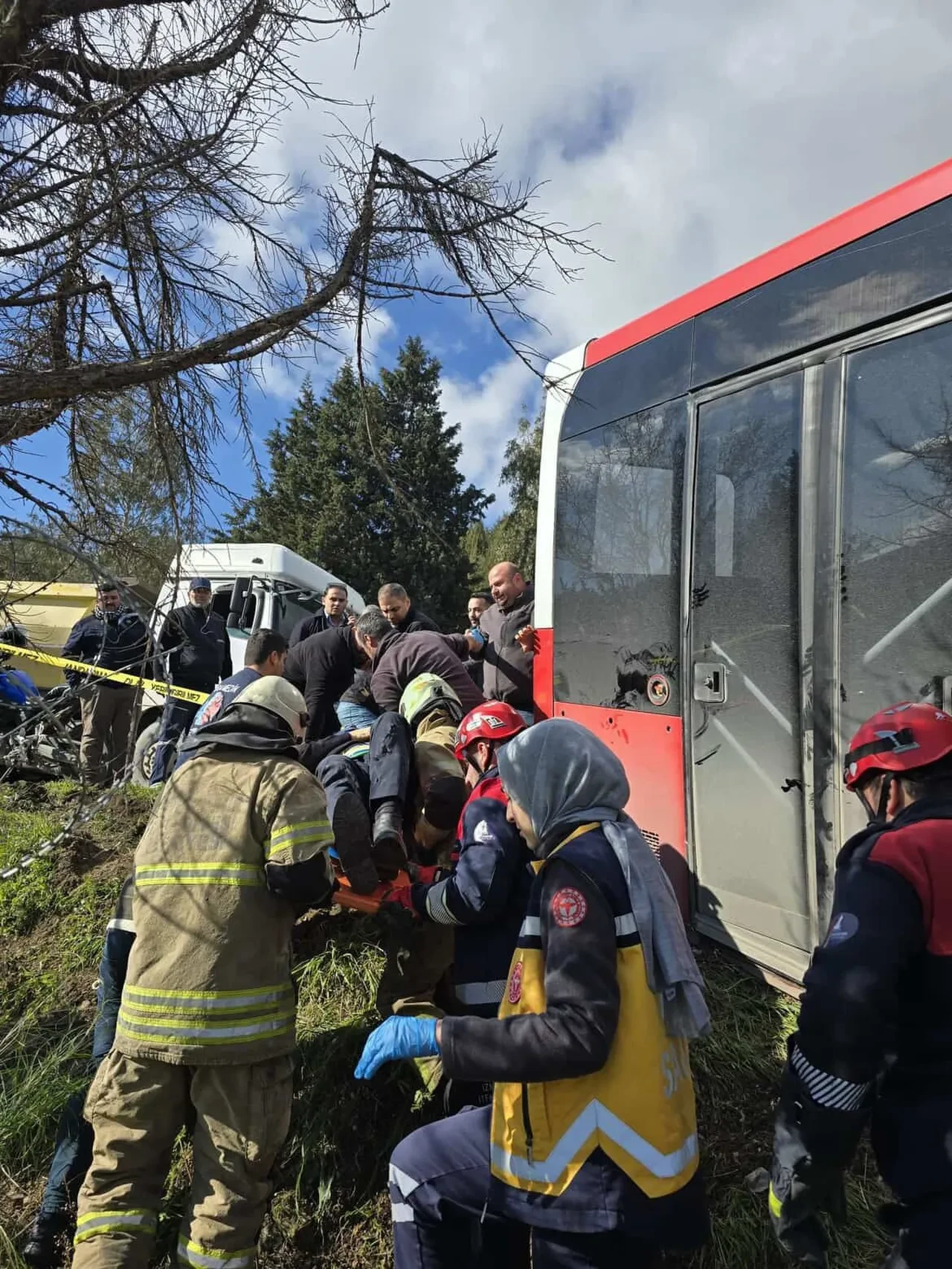 Belediye otobüsü ile panelvan çarpıştı! Ölü ve yaralılar var