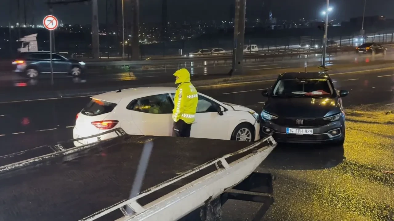 Beylikdüzü E-5'te kaza: Yağıştan kayganlaşan yolda çarpıştılar