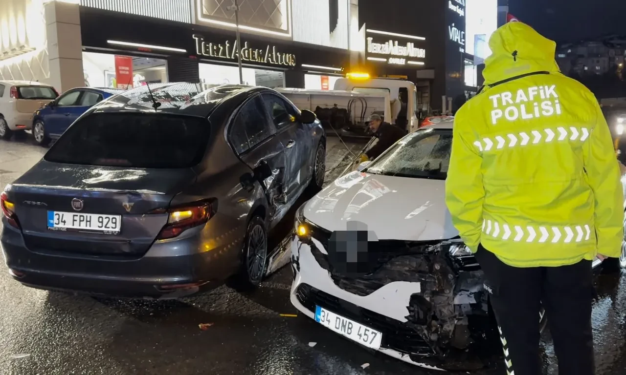 Beylikdüzü E-5'te kaza: Yağıştan kayganlaşan yolda çarpıştılar