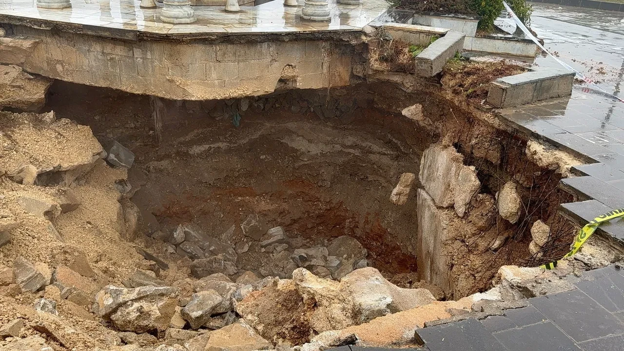 Cami avlusu çöktü, facianın eşiğinden dönüldü