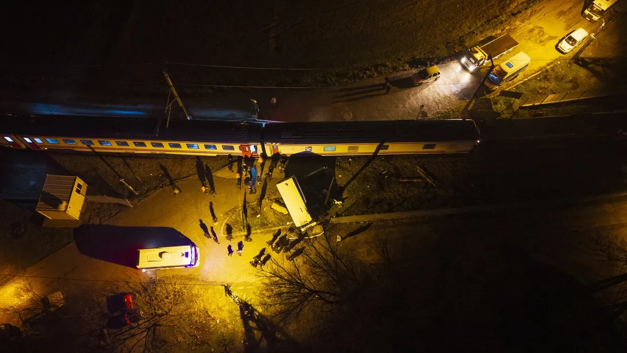 Doğu Ekspresi ile dolmuş çarpıştı! Kapalı olmasını umursamadı daldı