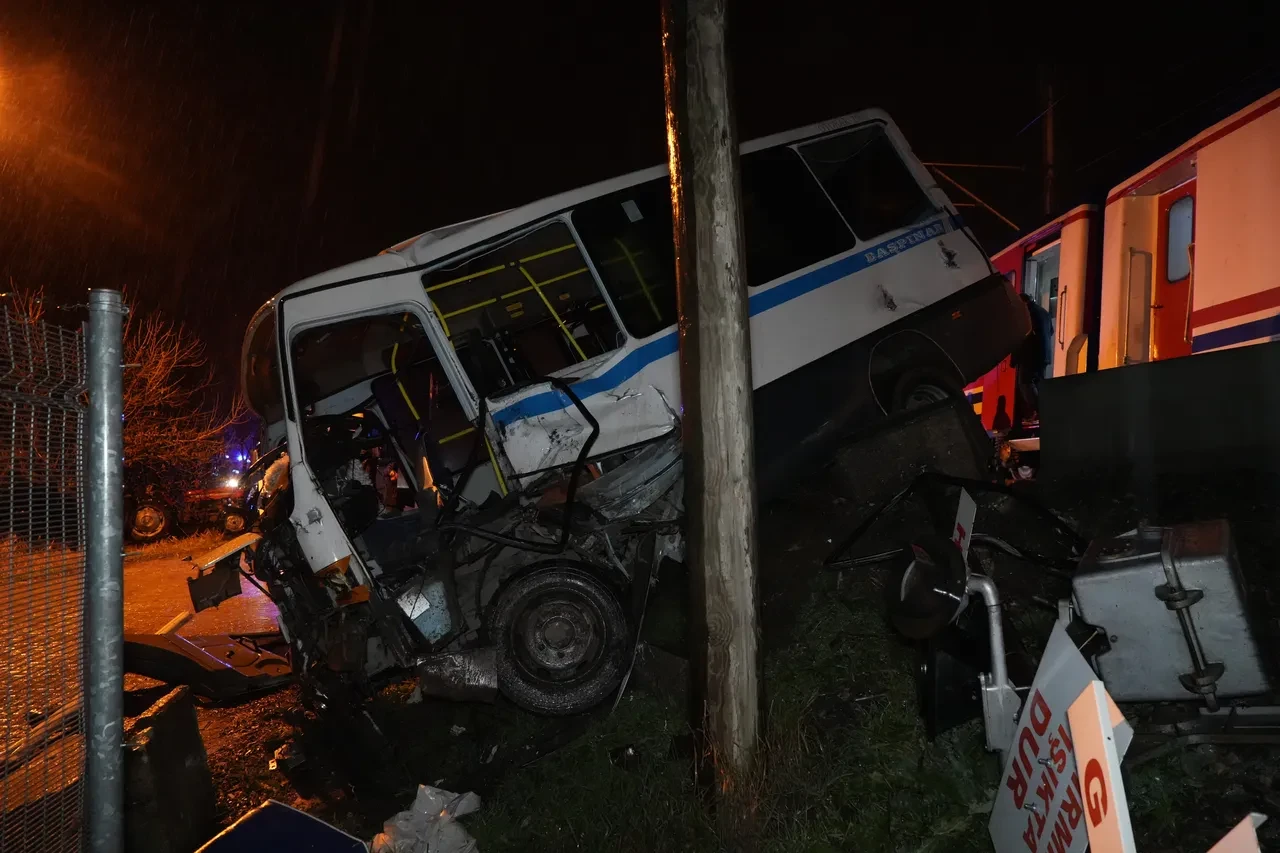 Doğu Ekspresi ile dolmuş çarpıştı! Kapalı olmasını umursamadı daldı