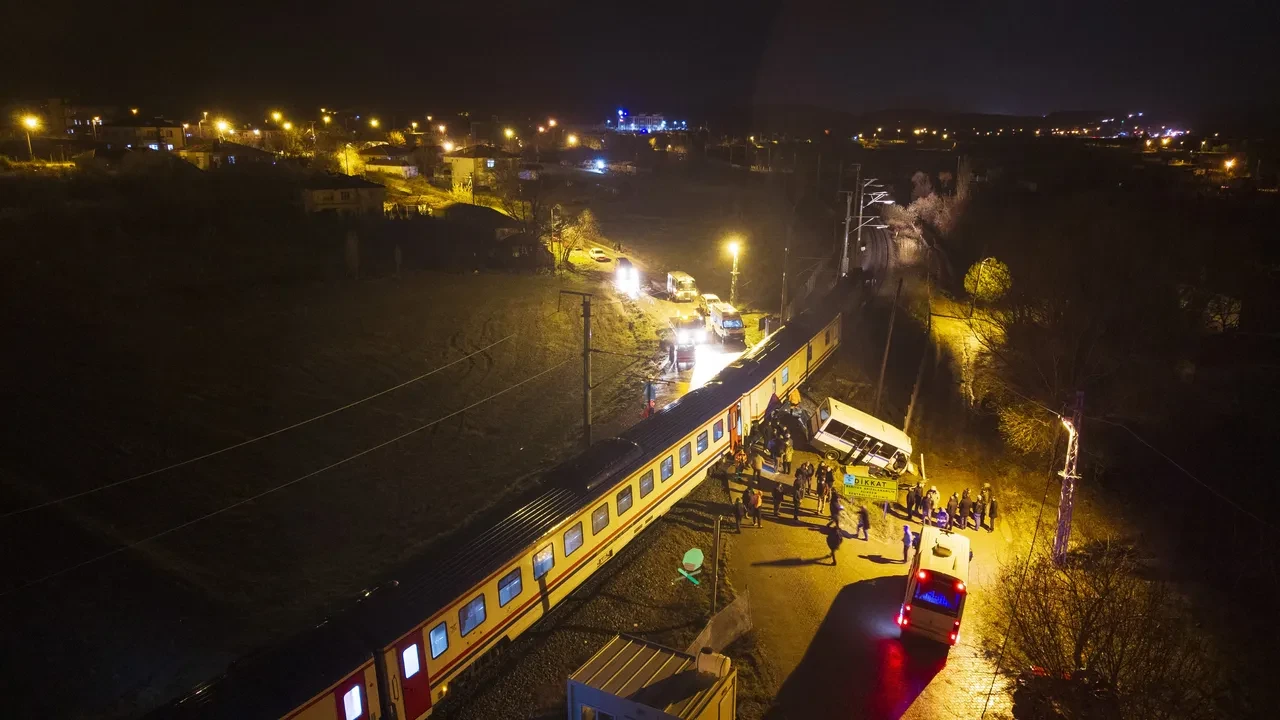 Doğu Ekspresi ile dolmuş çarpıştı! Kapalı olmasını umursamadı daldı