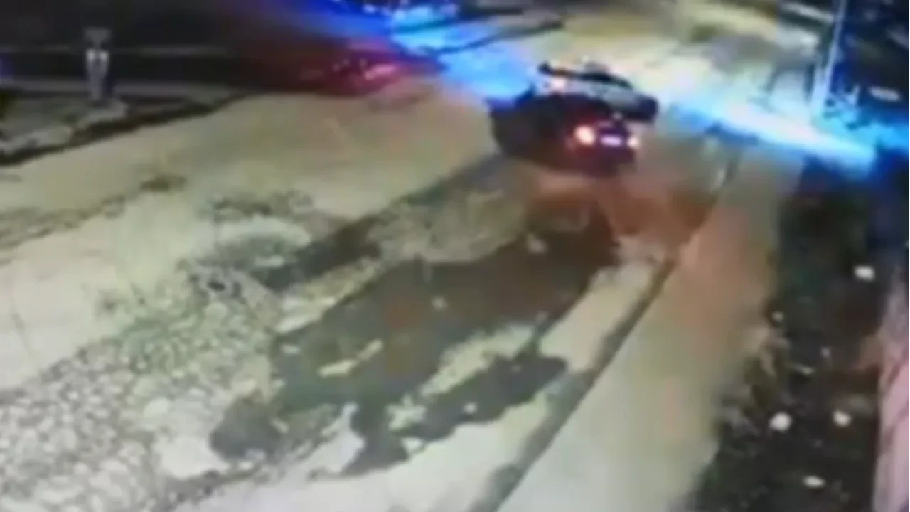 'Dur' ihtarına uymayan sürücü polis aracına çarptı! O anlar kamerada 