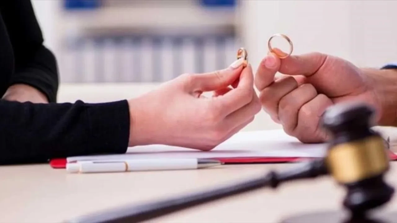 Evli olanlar dikkat! Mesajı ve çağrıları cevaplamamak boşanma sebebi olabilir