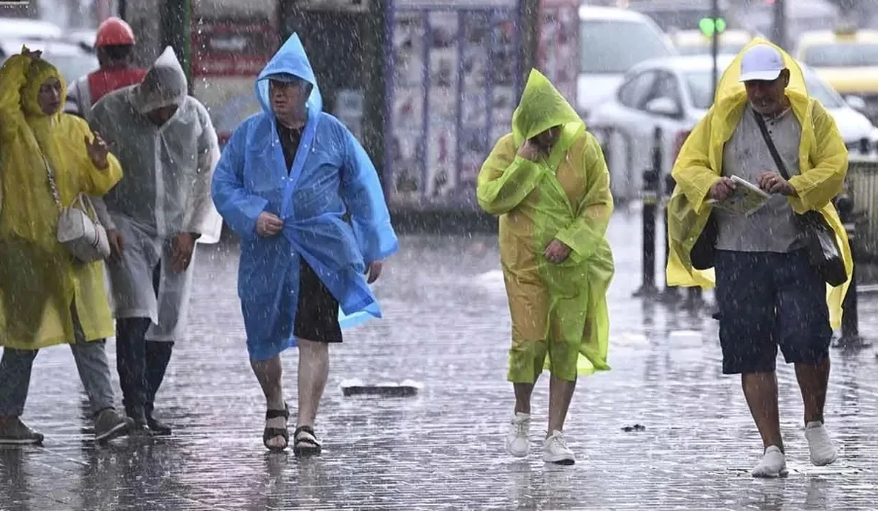 Fenerbahçe yağmurluk fiyatı ne kadar? Sarı lacivert yağmurluk satışa çıktı