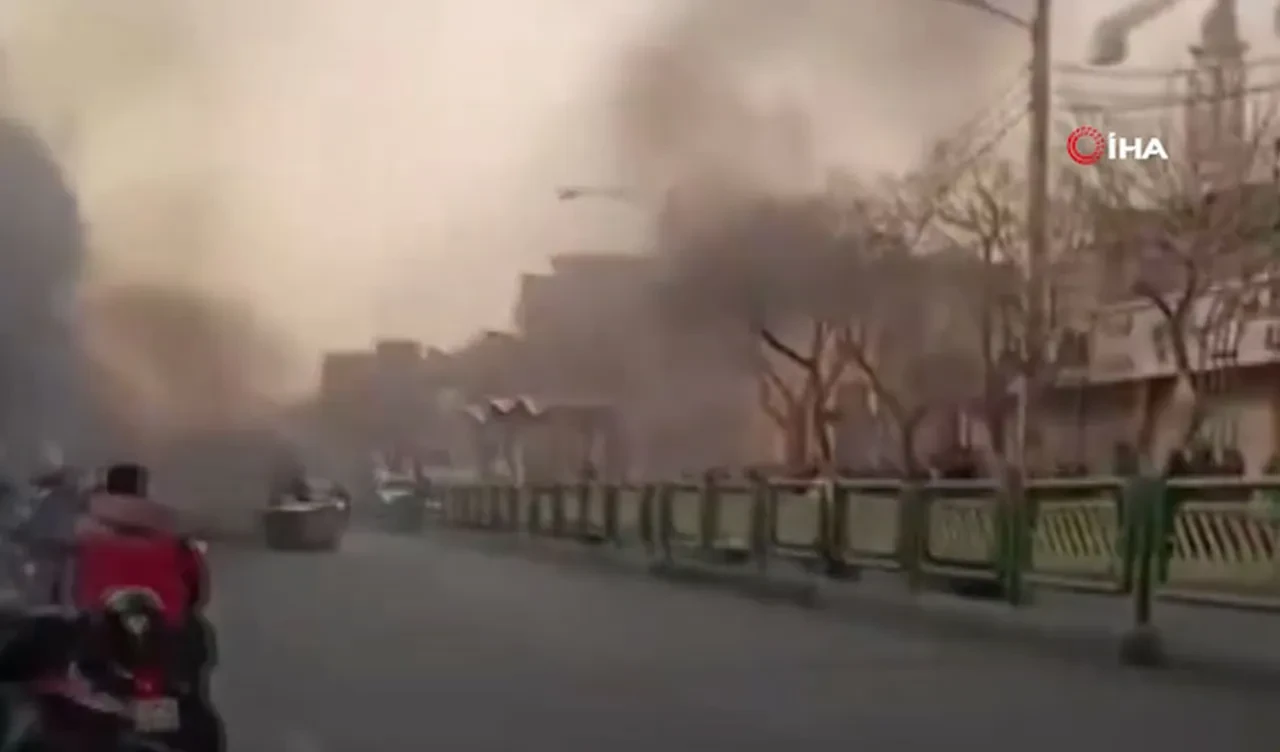 İran'da neler oluyor, ABD'nin Tahran'a saldırı ihtimali ne? Halk 15 gündür sokakta