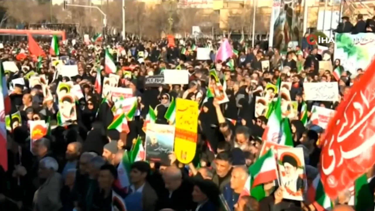 İran'da rejim yanlıları da sokağa indi: ABD ve İsrail'e lanetler okunuyor